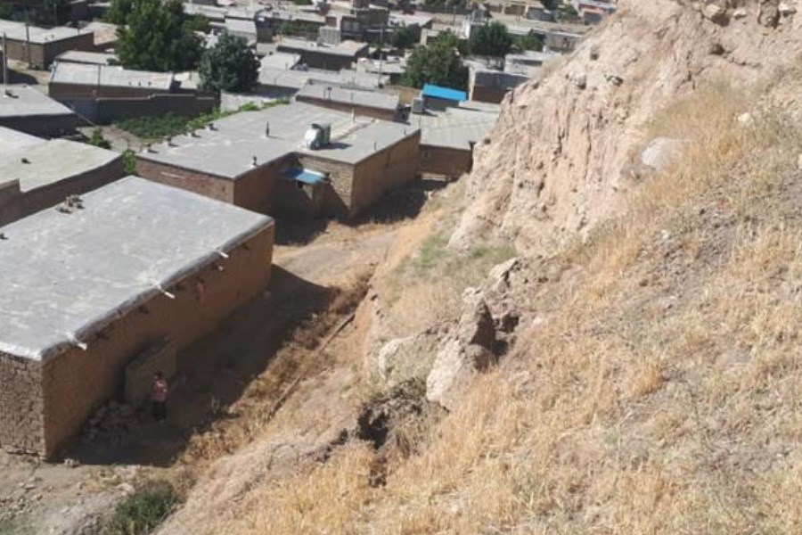 تصویر ریزش بخشی از تپه تاریخی جلدیان پیرانشهردر پی وقوع زلزله