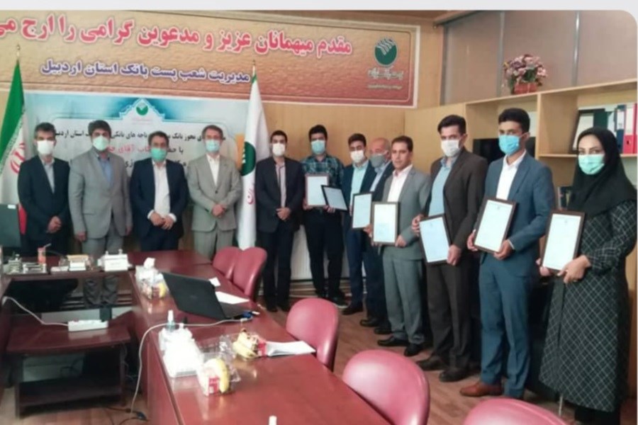 تصویر کارگزاران باجه های منتخب روستاهای پست بانک استان اردبیل مجوز گرفتند