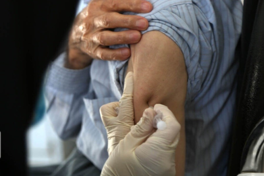 تصویر تزریق ۹ هزارو ۶۱۵ دوز واکسن کرونا در گناوه