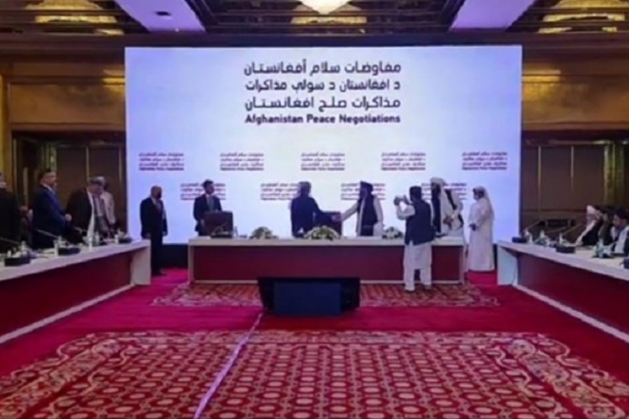 تصویر هیات‌های مذاکره‌کننده‌ دولت افغانستان و طالبان در قطر دیدار کردند
