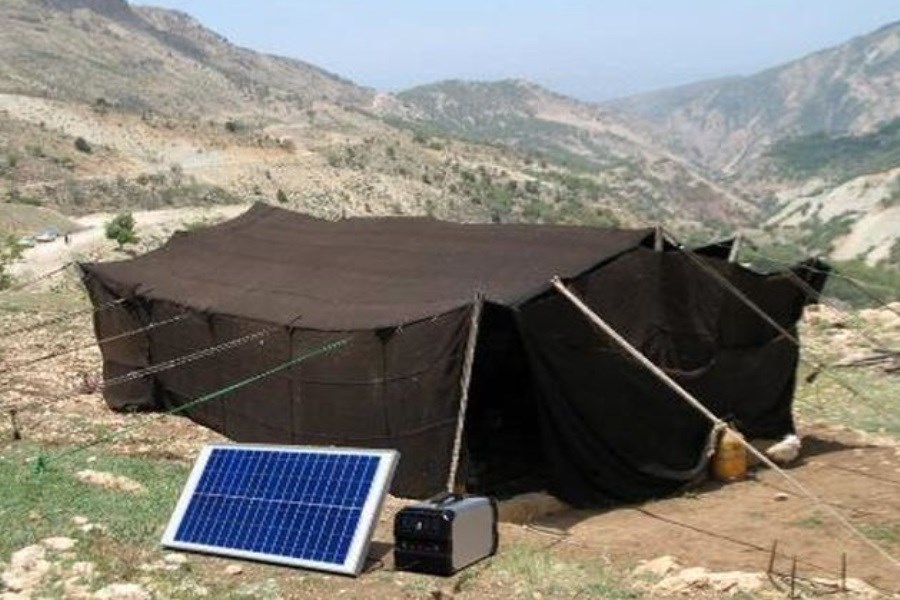 تصویر توزیع ۲۰۳ پنل خورشیدی بین عشایر خوسف خراسان جنوبی
