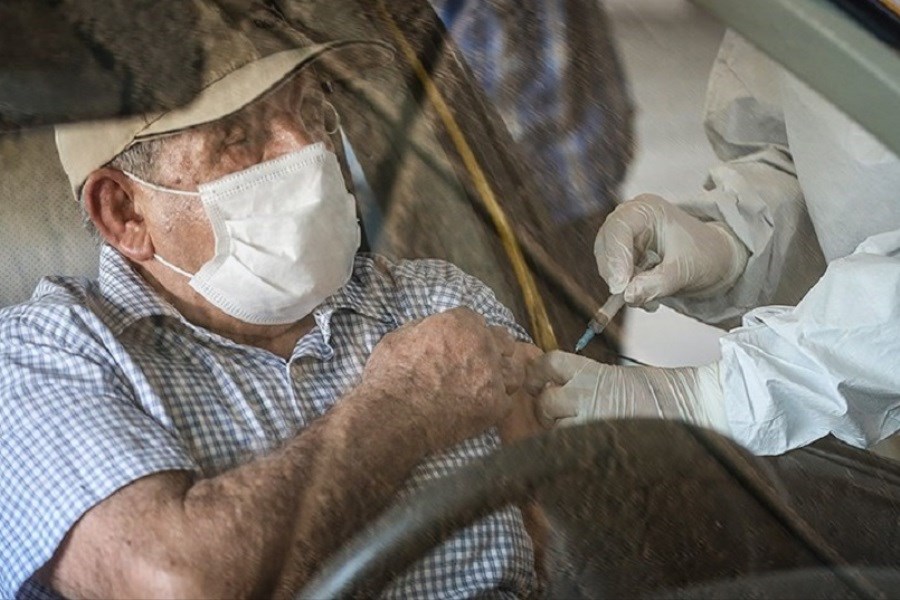 تصویر معطلی 8 تا 10 ساعته سالمندان در مراکز واکسیناسیون خودرویی