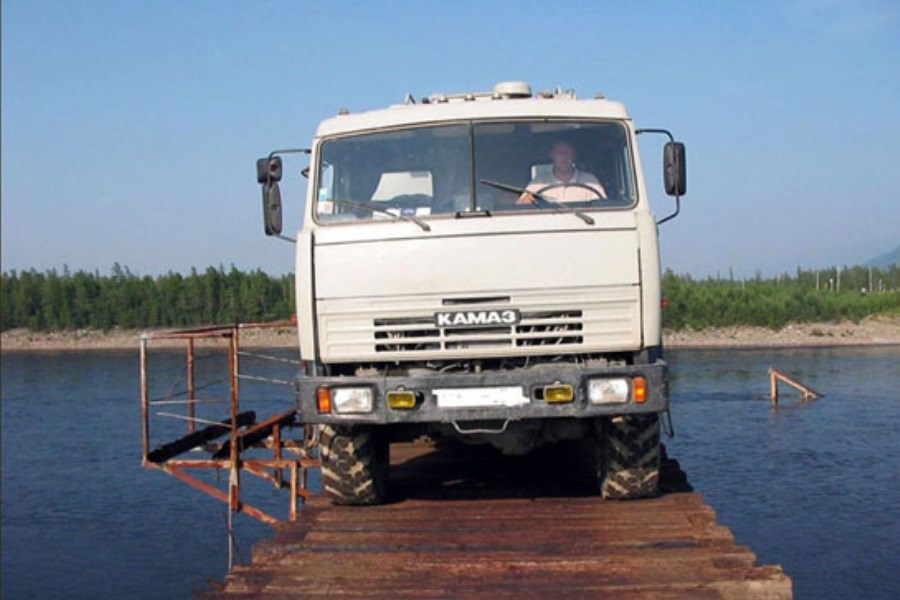 ریسک مرگبار راننده روس با عبور از پل چوبی!
