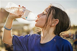 در تابستان روزانه چند لیوان آب بخوریم؟