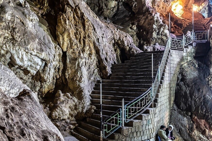 تصویر 106 پله برای عبور از یک غار