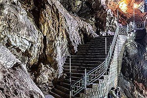 106 پله برای عبور از یک غار