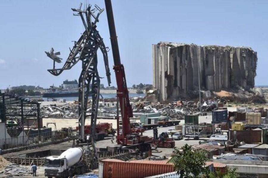 نصب مجسمه‌ای در بندر بیروت به یاد قربانیان انفجار