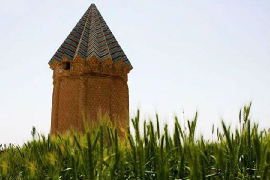 تصویر معرفی برج آرامگاه اخنگان با معماری زیبای چندصدساله در دشت توس