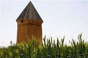 معرفی برج آرامگاه اخنگان با معماری زیبای چندصدساله در دشت توس