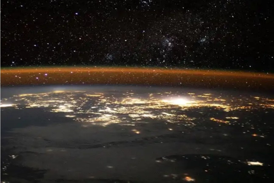 تصویر تصویر خیره‌کننده زمین از منظر ایستگاه فضایی بین‌المللی
