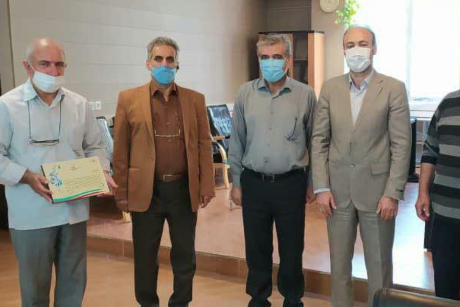 تصویر تجلیل از 4 بازنشسته نخبه و ۴۶ بازنشسته منتخب زنجانی