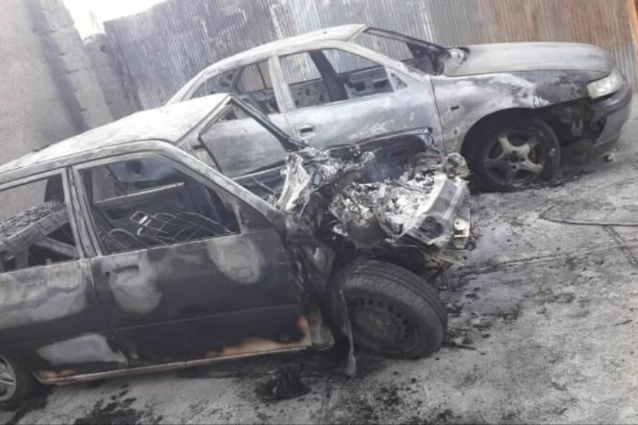 تصویر یک کارتن‌خواب 2 دستگاه خودرو را به آتش کشاند