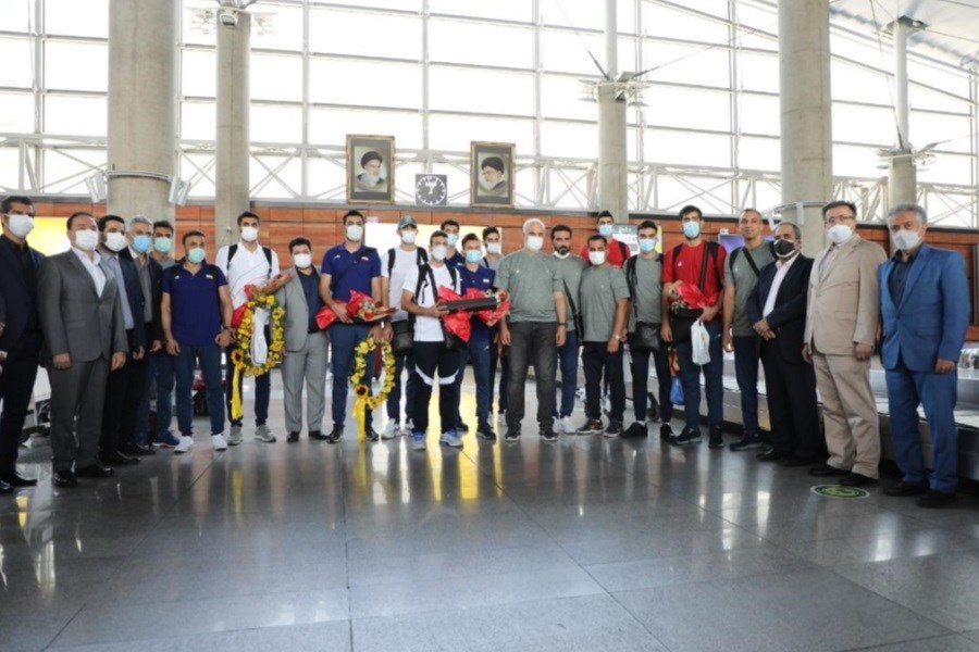 تصویر حضور معاونان و مدیران بانک گردشگری در مراسم استقبال از ملی پوشان والیبال