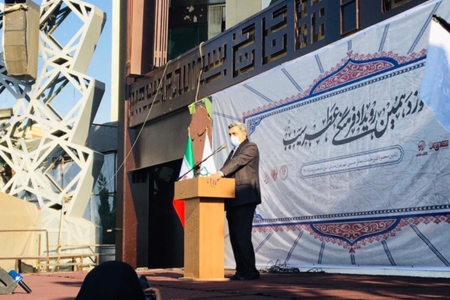تصویر اهتراز پرچم عزای امام حسین (ع) در آسمان تهران