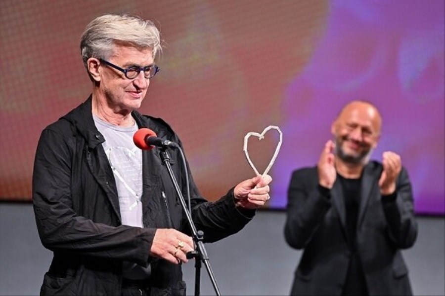 تصویر اهدای قلب افتخاری جشنواره سارایوو به ویم وندرس