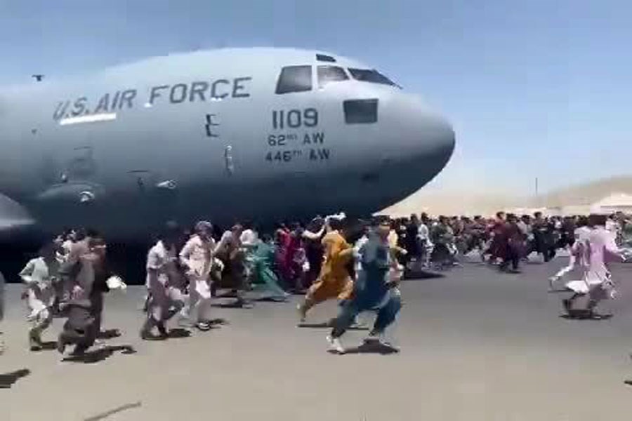 تصویر طالبان: مردم فرودگاه کابل را ترک کنند