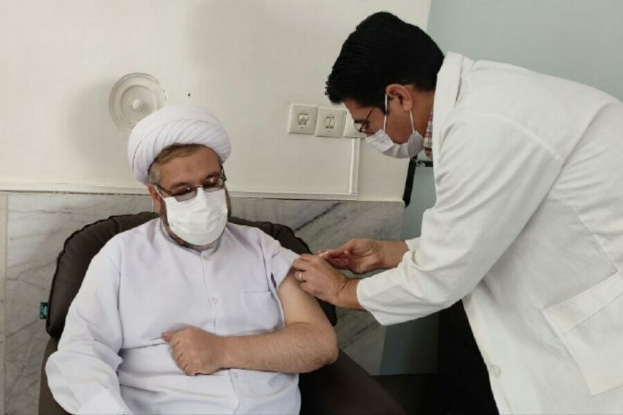 تصویر واکسینه شدن امام جمعه قوچان با واکسن برکت