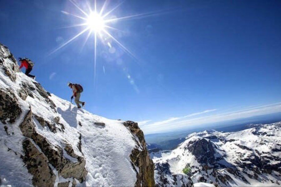صعود پسر بچه 4 ساله همدانی به قله الوند + عکس