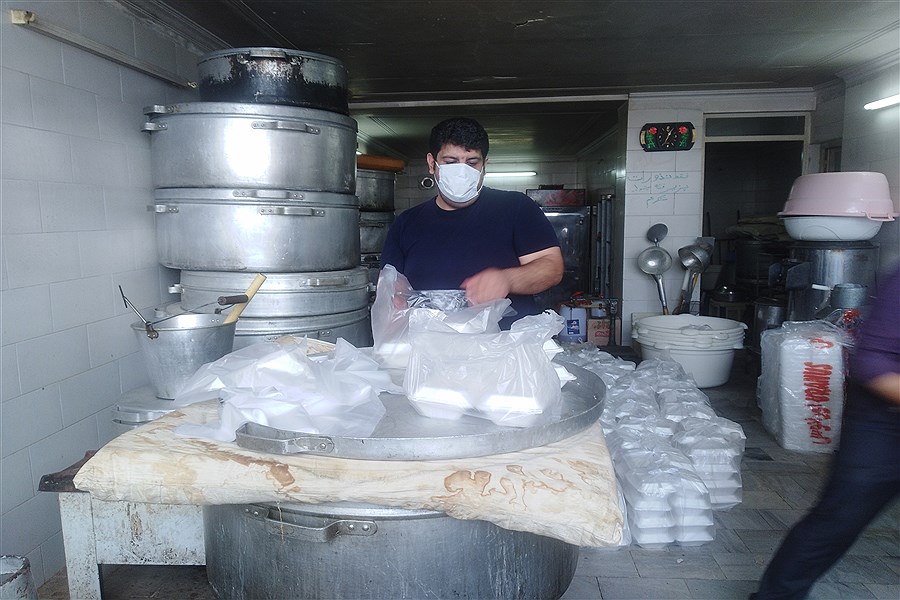 طبخ و توزیع ۱۰۰۰پرس غذا  به مناسبت روز کارمند در یزد