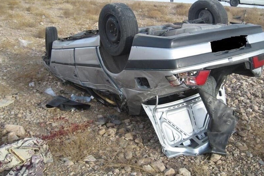 تصویر پنج مصدوم نتیجه واژگونی خودرو حامل اتباع خارجی در اردستان