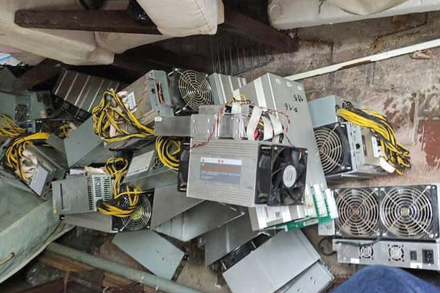 تصویر کشف ۱۵ دستگاه استخراج ارز دیجیتال در عباس آباد