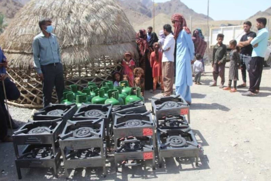 تصویر توزیع ۳۰۰ وسیله گازسوز در روستاهای قلعه گنج کرمان