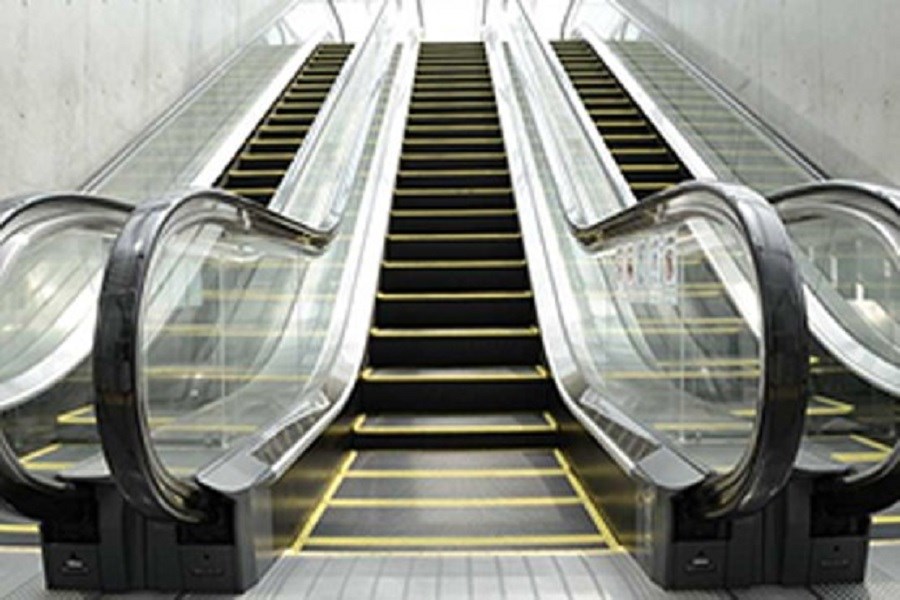 تصویر چرایی از کار افتادن ۳ پله برقی ایستگاه مترو تجریش