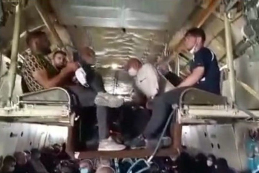 تصویر شیوه خطرناک جابجایی زائران اربعین با هواپیمای نظامی +ویدیو
