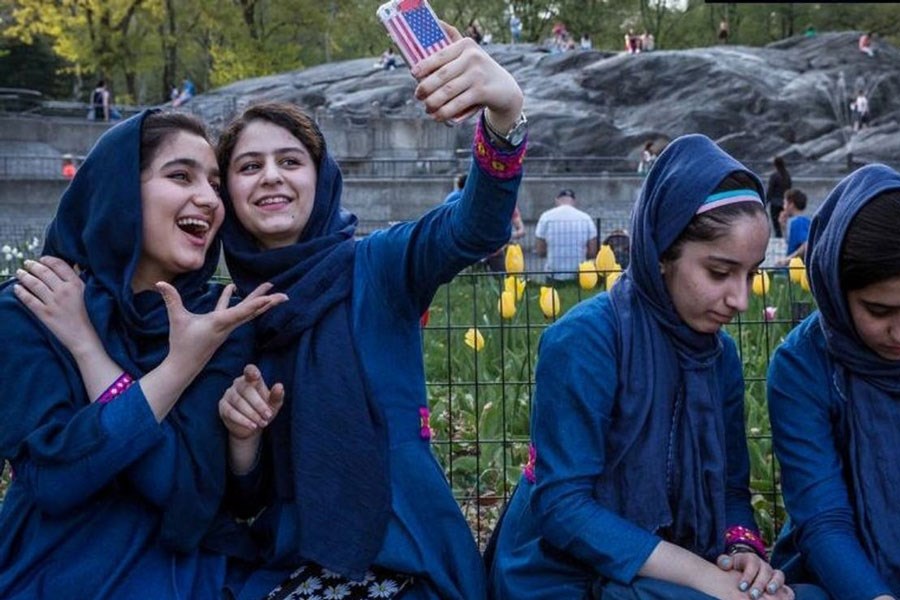 تصویر طالبان استفاده از گوشی‌ دوربین‌دار را برای زنان ممنوع کرد