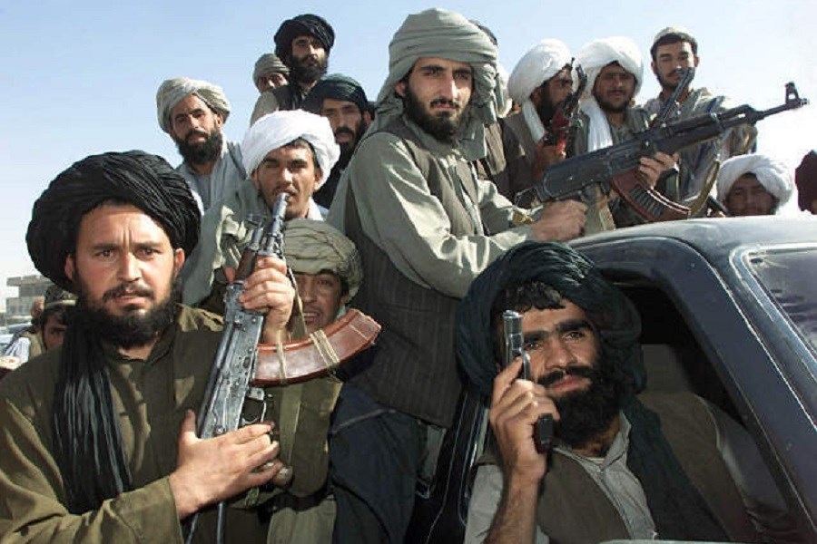 تصویر تروریست های طالبان قانون اساسی زمان ظاهرشاه را به طور موقت اجرا می‌کند