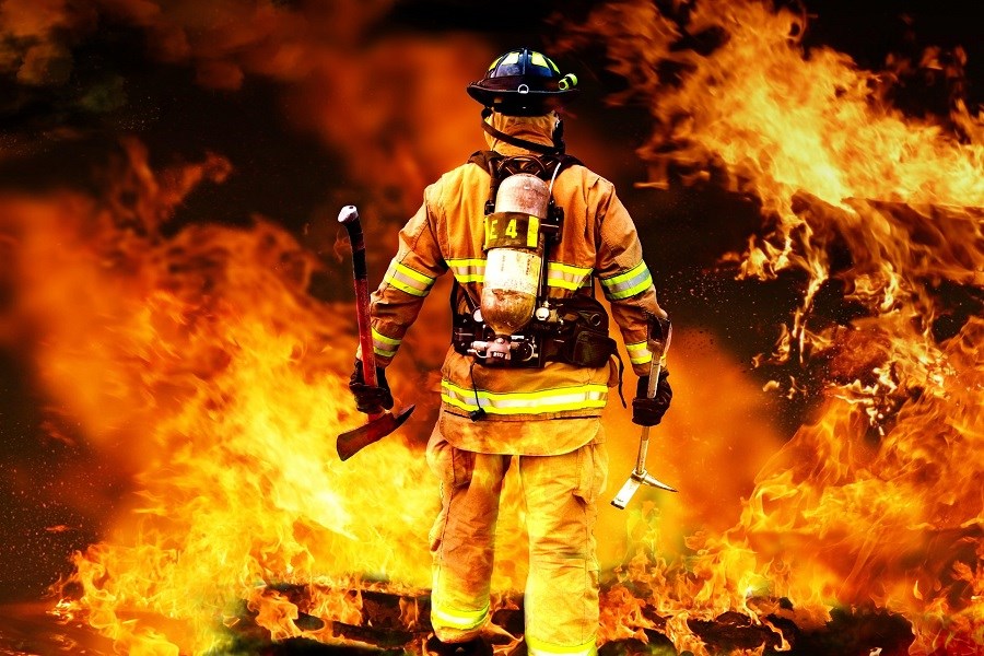 آتش نشانان ققنوسانی اند که برای امنیت مردم به دل آتش می‌زنند!