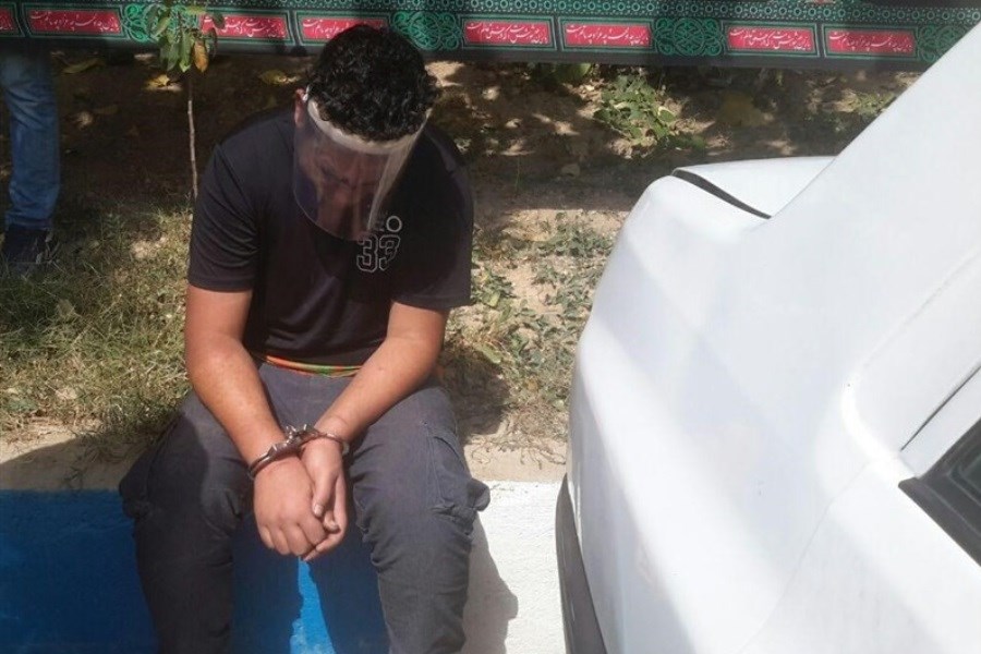 تصویر بازداشت مسافر قلابی حین زورگیری با سلاح سرد