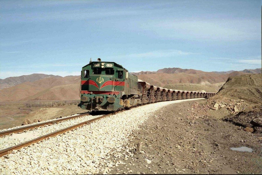 نجات جان بیش از 500 مسافر در یزد&#47;  سارقان ریل های راه آهن به دام افتادند!