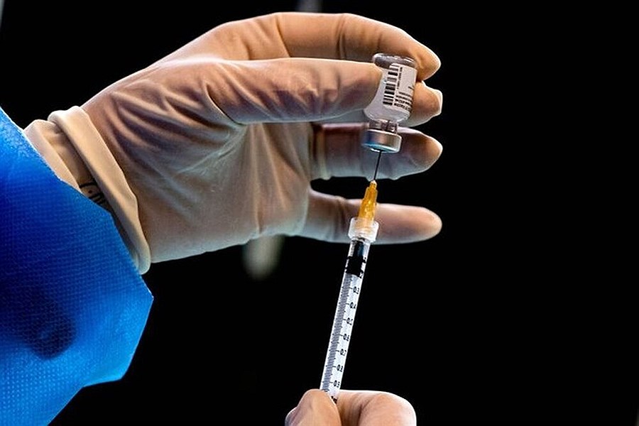 کادر درمان دز سوم واکسن کرونا را دریافت می‌کنند