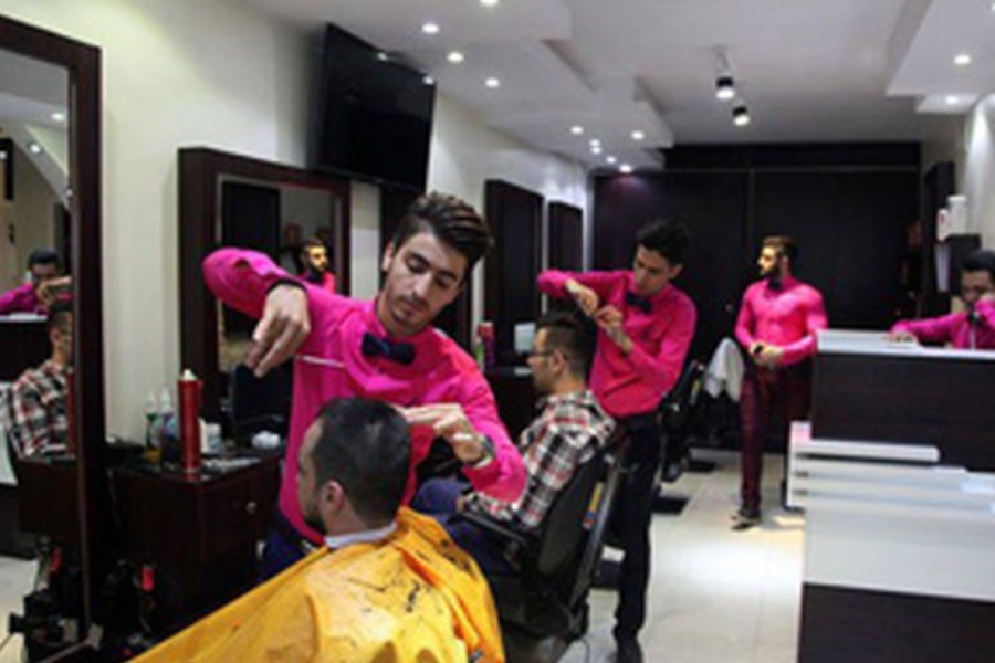 تصویر درآمد میلیونی آرایشگران &#47; نبود نظارت عامل افزایش قیمت در صنف پیرایشگران
