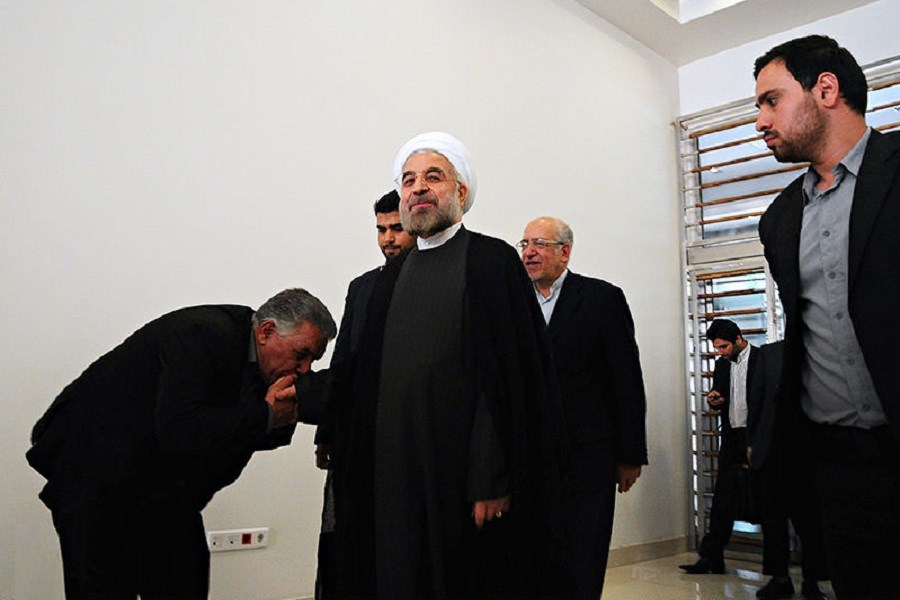 تصویر ریاست لای پر قو&#47; روحانی به وزرای خودش وقت نمی داد چه برسد به مردم!