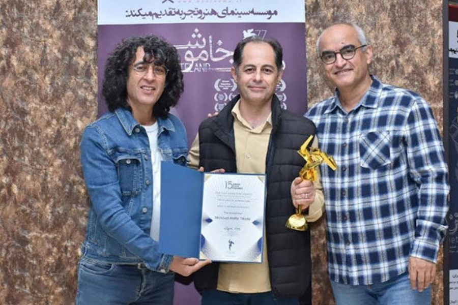 تصویر جایزه بهترین فیلمبردار سال آسیا در دستان مسعود امینی‌تیرانی