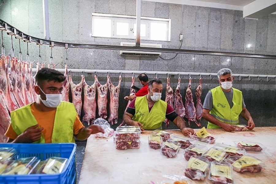تصویر ۵۰۰ هزار بسته پروتئینی گوشت گوسفندی به آسیب‌دیدگان کرونا اهدا شد