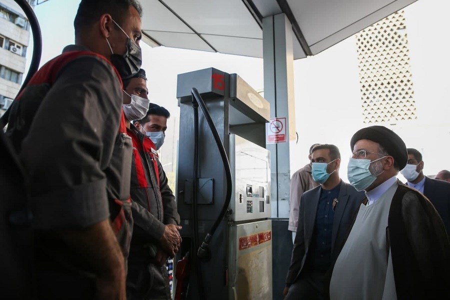 حضور رئیس جمهور در پمپ بنزین میدان فردوسی تهران