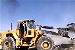 زیر گرفتن قانون با لودر!