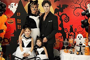 عکس‌ هالووینی شاهرخ استخری به همراه همسر و فرزندانش
