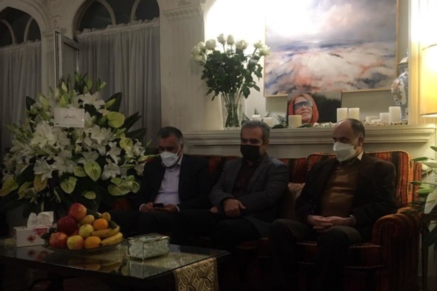 تصویر حضور جمعی از مسئولان در منزل ایران درودی