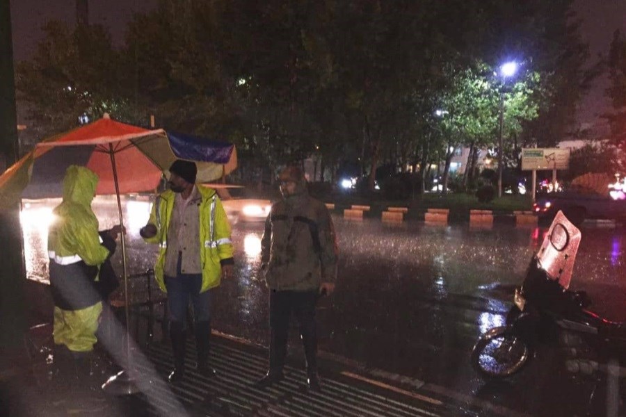 تلاش بی وقفه عوامل خدمات شهری منطقه۷ در بارندگی شب گذشته پایتخت