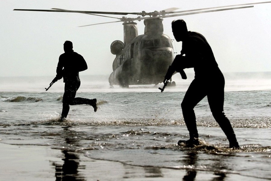 تصویر عملیات مشترک نیروهای دریایی و زمینی ارتش در سواحل مکران