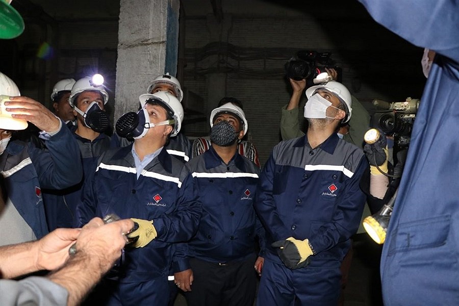 تصویر همراه شدن سرپرست صندوق فولاد با کارگران معدن