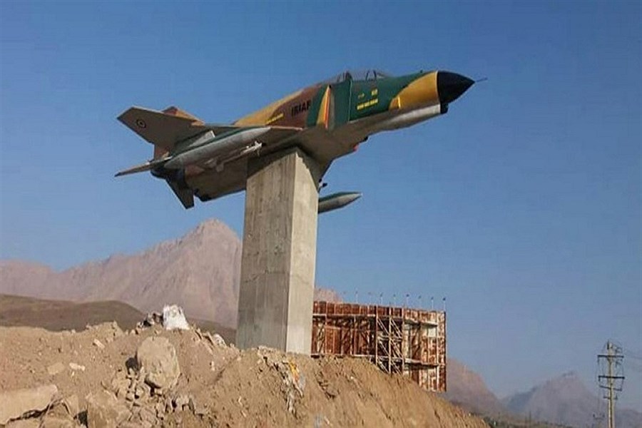 تصویر نصب ماکت هواپیمای اف ۴ در شهرستان ملایر به یاد ۹ شهید خلبان