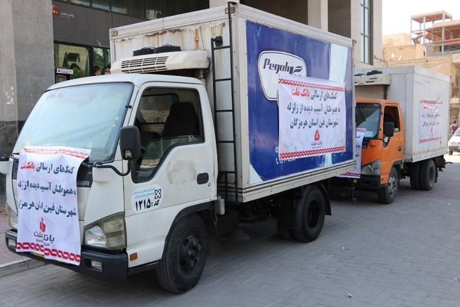 تصویر ارسال کمک های بانک ملت برای هموطنان آسیب دیده از زلزله استان هرمزگان