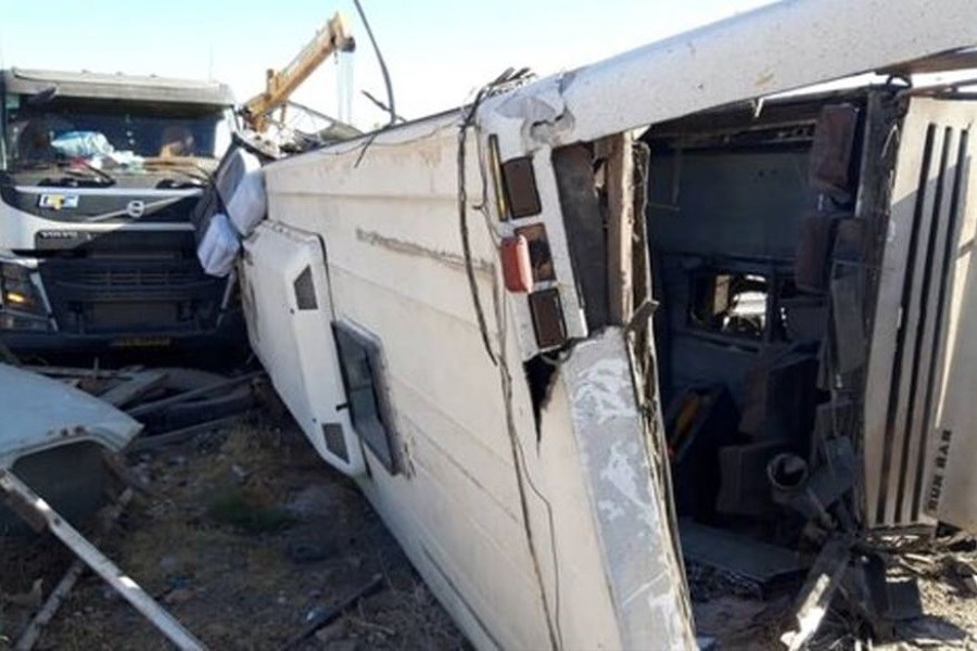 تصویر ۱۰ نفر در تصادف تریلی با اتوبوس در محور نطنز مصدوم شدند