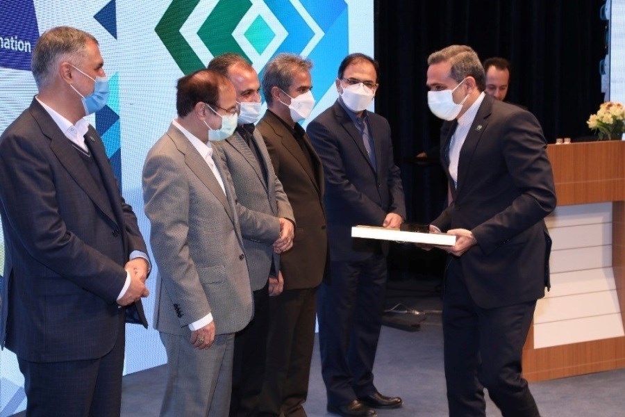 تصویر رئیس شعبه آبادان بیمه ایران‌ معین در جمع مدیران منتخب صنعت بیمه