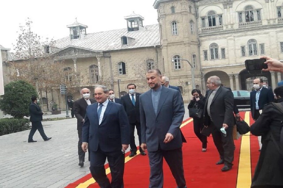 تصویر استقبال وزیر امور خارجه از همتای سوری خود در تهران